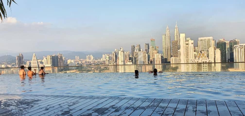 Regalia Suites With Infinity Pool Klcc By Staycation Homes Куала-Лумпур Екстер'єр фото