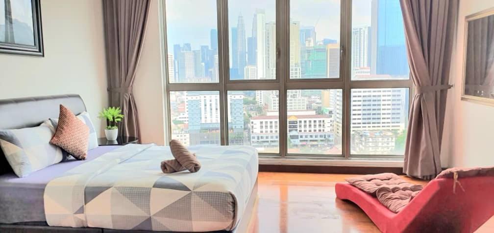 Regalia Suites With Infinity Pool Klcc By Staycation Homes Куала-Лумпур Екстер'єр фото